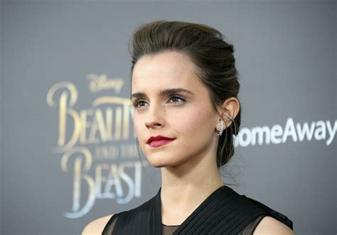 Emma Watson Said Paparazzi Took Photos Up Her。